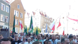 KOD z flagami obok Młodzieży Wszechpolskiej
