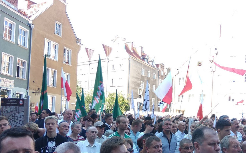 KOD z flagami obok Młodzieży Wszechpolskiej