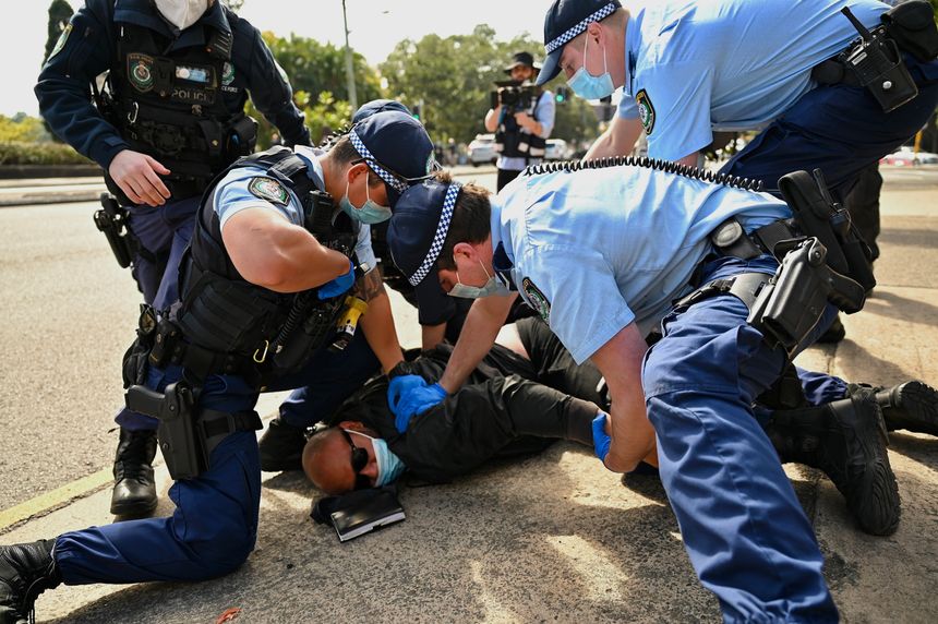Protesty przeciw lockdownowi w Australii.fot. PAP/EPA/JAMES ROSS