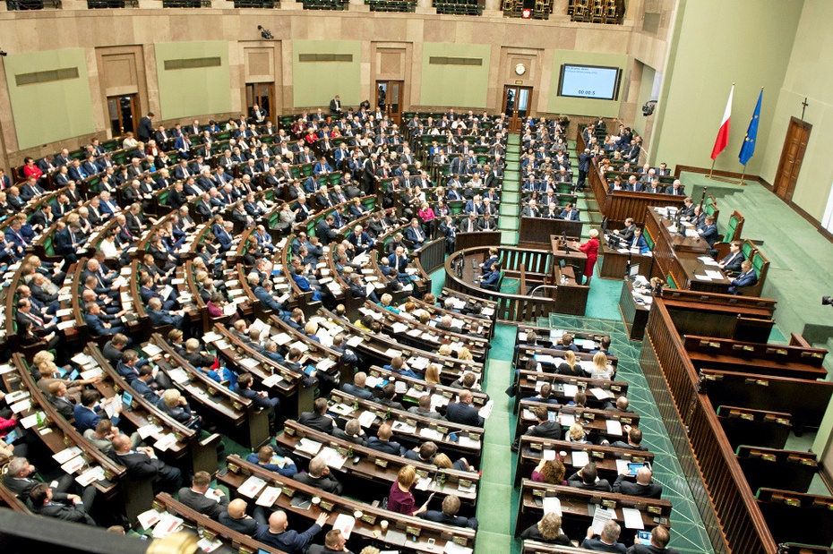 Najnowszy sondaż IBRiS dla Onetu wskazuje, że gdyby wybory parlamentarne odbyły się dziś, wygrałaby je koalicja PiS z Solidarną Polską. Prawo i Sprawiedliwość nie mogłoby liczyć na samodzielną większość. (fot. Flickr)