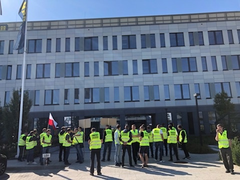 protest przed siedzibą austriackiego koncernu budowlanego