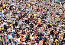 Kierowców dopingowała publiczność w Melbourne. Fot. PAP/EPA