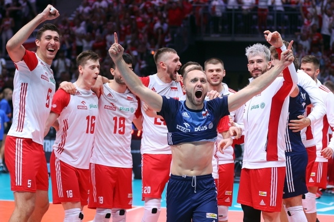 Siatkarze reprezentacji Polski cieszą się ze zwycięstwa po meczu ćwierćfinałowym mistrzostw świata z USA. Fot. PAP/Łukasz Gągulski