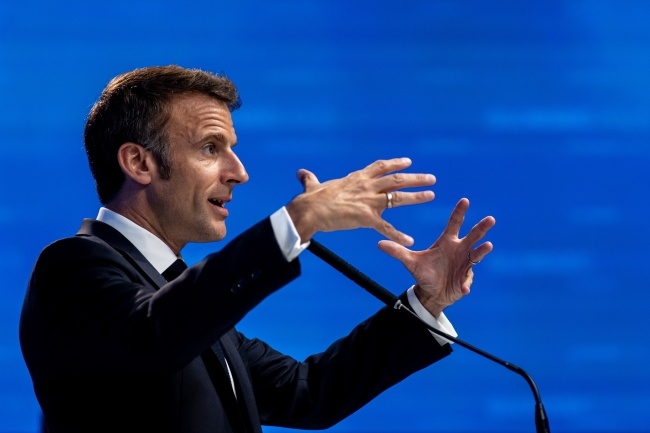 "Nie chcę zastąpić NATO francusko-niemieckim kondominium" - zapewnia Emmanuel Macron, fot. PAP/EPA/MARTIN DIVISEK