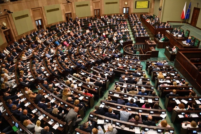 Posłowie na sali obrad Sejmu, fot. PAP/Radek Pietruszka