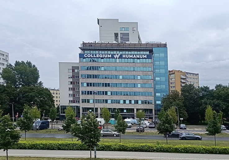 na zdjęciu: siedziba uczelni Collegium Humanum w Warszawie. fot. Panek - praca własna, CC BY-SA 4.0