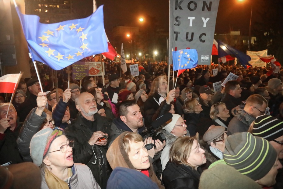 Protest KOD i Obywateli RP pod Sejmem. Fot. PAP/Wojciech Olkuśnik