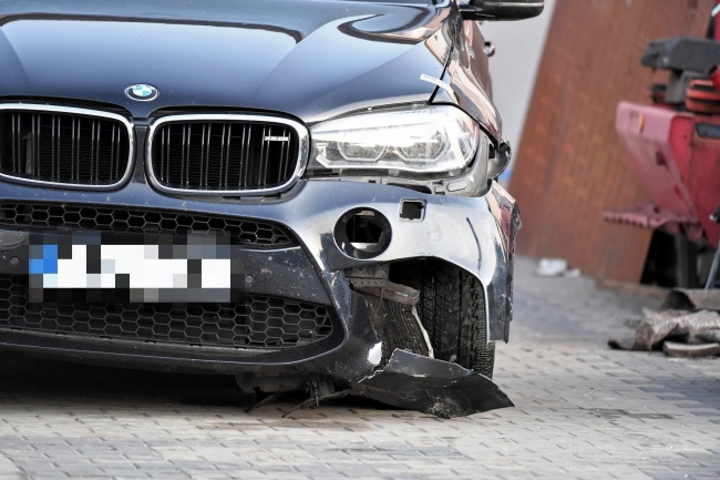Rozbity samochód BMW X6M na policyjnym parkingu depozytowym w Niechcicach k. Piotrkowa Trybunalskiego. Fot. PAP/Grzegorz Michałowski
