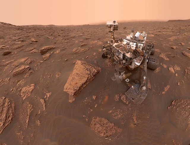 Marsjański łazik Curiosity na Marsie. Na jego pokładzie znajdują się detektory firmy Vigo System S.A. z Ożarowa. Fot. PAP/EPA/AA/ABACA