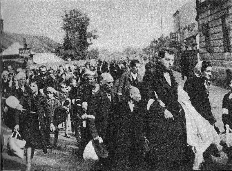 Po wojnie tylko niewielka część deportowanych przez Niemców Żydów wróciła do Rzeszowa. Na zdjęciu deportacja z getta rzeszowskiego, 1942 rok (domena publiczna).