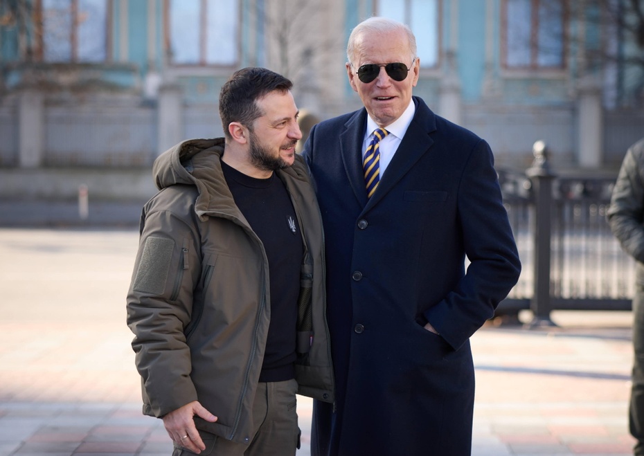 Wołodymyr Zełenski i Joe Biden podczas wizyty prezydenta USA w Kijowie. (fot. PAP/EPA)