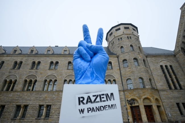 Przed Centrum Kultury Zamek w Poznaniu stanęła 5-metrowa rzeźba „Razem w pandemii!” autorstwa Ewy Bone i Ewy Kozubal, fot. PAP/Jakub Kaczmarczyk