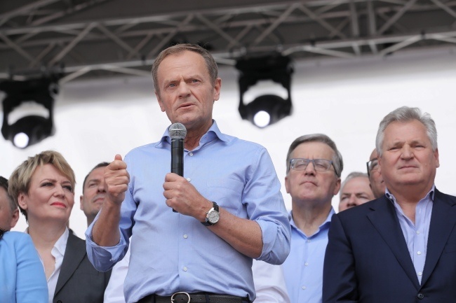 . Przewodniczący Rady Europejskiej Donald Tusk przemawia na zakończenie marszu pod hasłem "Polska w Europie", fot. PAP/Paweł Supernak