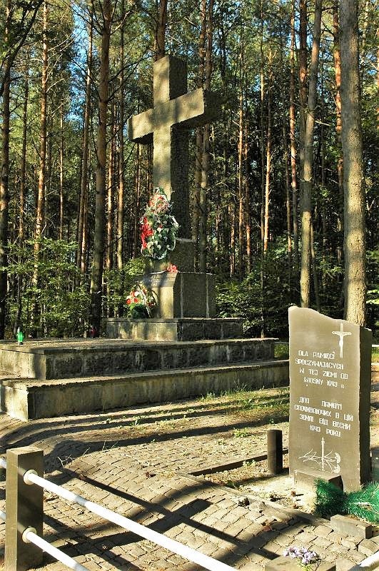 Pomnik pomordowanych Polaków za wikipedia.org