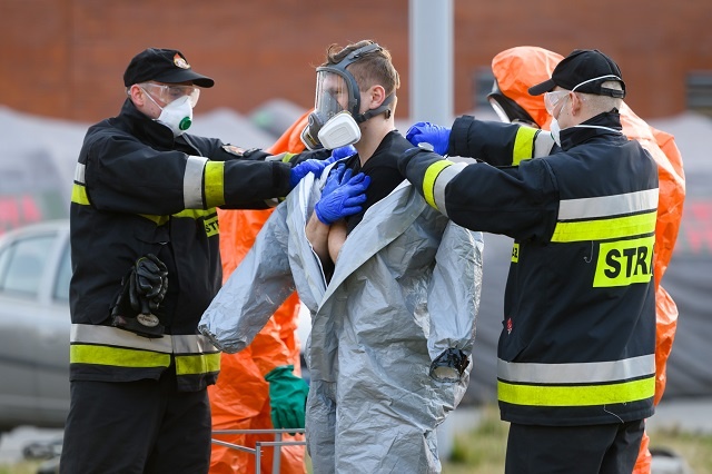 Strażacy są zaangażowani w walkę z pandemią. Fot. PAP/Jakub Kaczmarczyk
