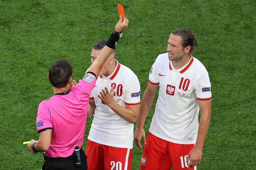 Grzegorz Krychowiak złapał czerwoną kartkę - punkt zwrotny meczu ze Słowacją. Fot. PAP/EPA