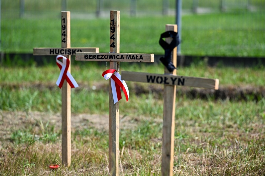 Drewniane krzyże upamiętniających Polaków zamordowanych na Wołyniu. Fot. PAP/Darek Delmanowicz