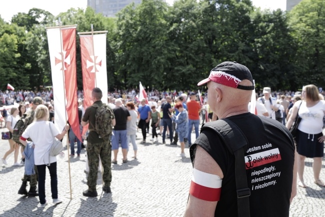 Uczestnicy zorganizowanego przez przeciwników szczepień przeciw COVID-19 „Marszu Wolności” na ulicach Katowic, fot. PAP/Andrzej Grygiel