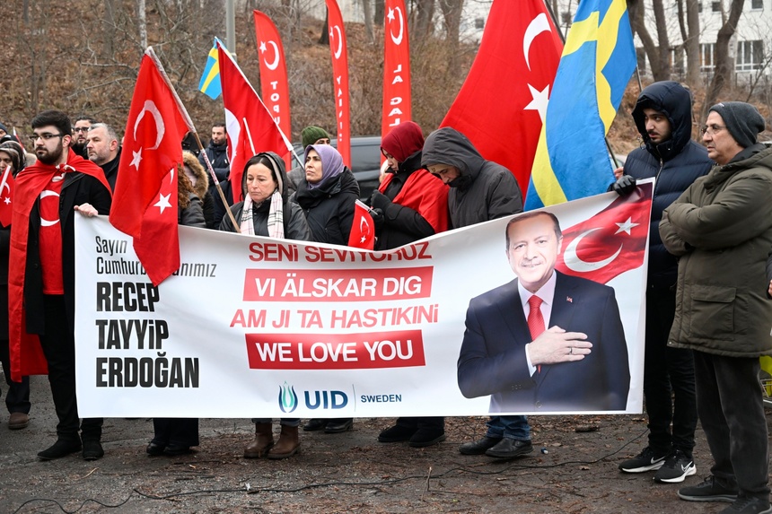 Zwolennicy Turcji i Erdogana. fot. PAP/EPA/Fredrik Sandberg/TT