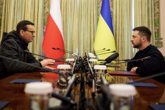 na zdjęciu: Premier RP Mateusz Morawiecki (L) i prezydent Ukrainy Wołodymyr Zełenski (P). fot. president.gov.ua, Creative Commons