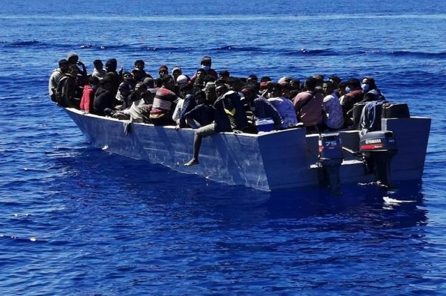 Migranci chcą się przedostać łodziami do Włoch przez wyspę Lampedusa. Fot.: ANSA