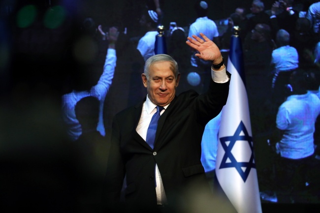 Dotychczasowy premier Izraela i przywódca prawicowego Likudu Banjamin Netanjahu. Fot. PAP/EPA/ABIR SULTAN