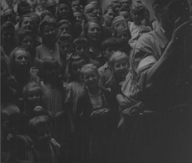 Spektakl 19 sierpnia 1944 r. na Konopczyńskiego 5/7 w Warszawie zgromadził tłum dzieci. Z arch. MPW.
