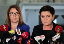 Beata Mazurek i Beata Szydło dziękuję ZNP. Fot. PAP/Tomasz Gzell