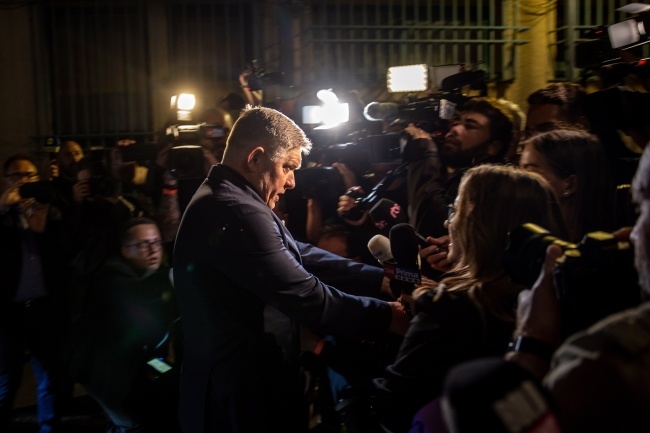 Robert Fico w otoczeniu dziennikarzy, fot. PAP/EPA/MARTIN DIVISEK