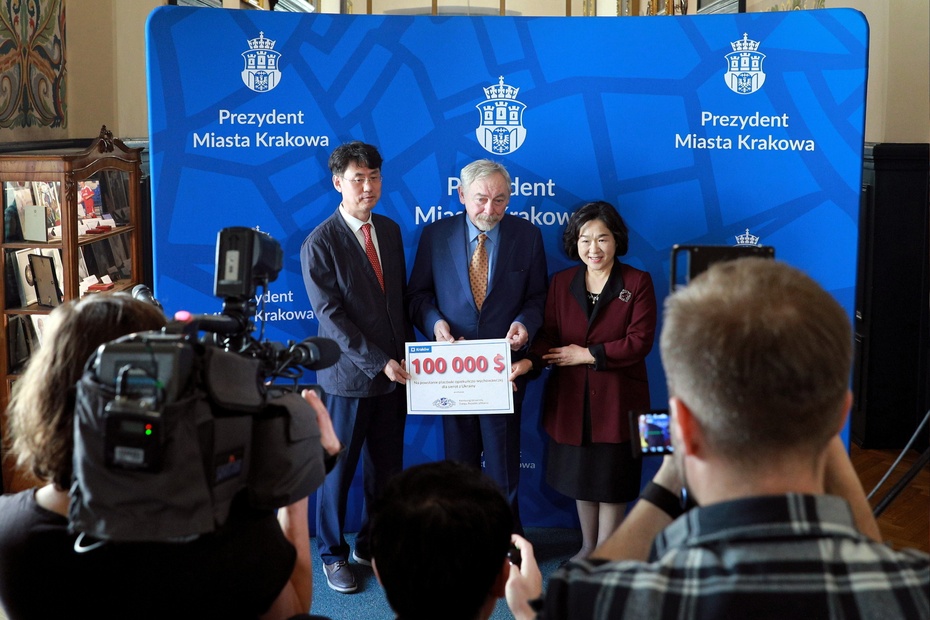 Uniwersytet Keimyung z Daegu w Korei Południowej przekazał 100 tysięcy dolarów MOPSowi, w celu wsparcia w utworzeniu placówki dla sierot wojennych z Ukrainy (fot. PAP/Łukasz Gągulski)