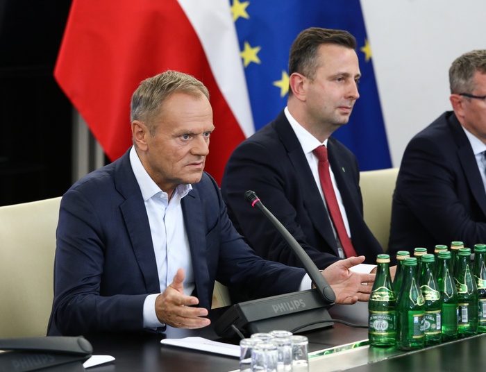 Tusk podszedł do mikrofonu i się zaczęło. Wiceszef MSZ nie zostawił na nim suchej nitki