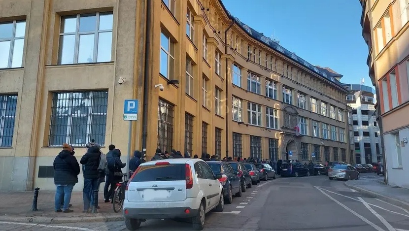 Kolejka przed siedzibą NBP we Wrocłąwiu, fot. wroclaw.pl