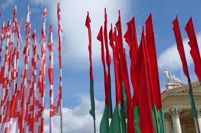 Flagi białoruskie, fot. Flickr/Adam Jones
