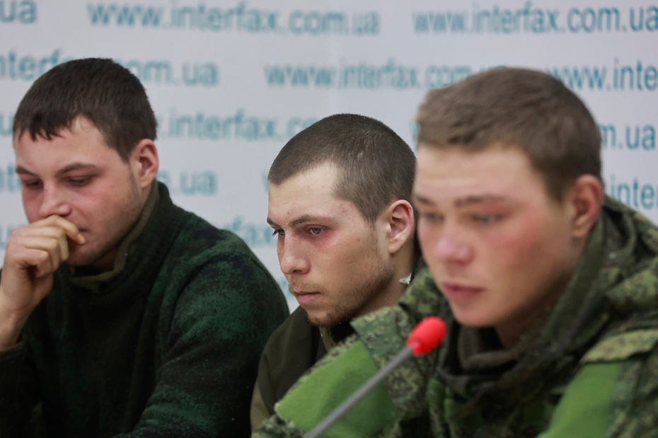 Złapani rosyjscy żołnierze na konferencji prasowej w Kijowie, stolicy Ukrainy. Fot. PAP/EPA/STR
