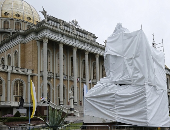 Po emisji filmu Sekielskiego pomnik kustosza sanktuarium w Licheniu zasłonięty