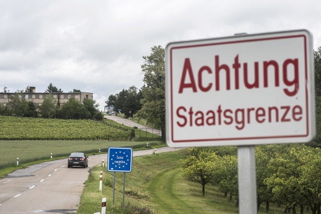 Czechy otworzyły granice z Austrią i Niemcami, fot. PAP/EPA/CHRISTIAN BRUNA