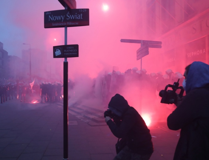 Macierewicz: „Policja strzelała do uczestników Marszu, choć to Antifa zaatakowała”