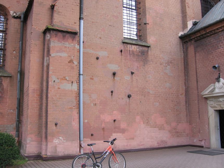 Pociski wbite w ściany kościoła, pozostałość po I Wojnie Światowej