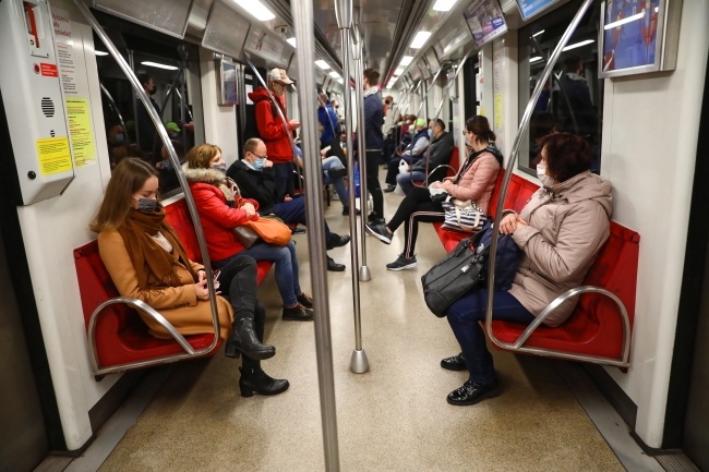 W transporcie publicznym zajętych może być połowa miejsc siedzących lub 30 proc. wszystkich miejsc. Fot. PAP/Rafał Guz