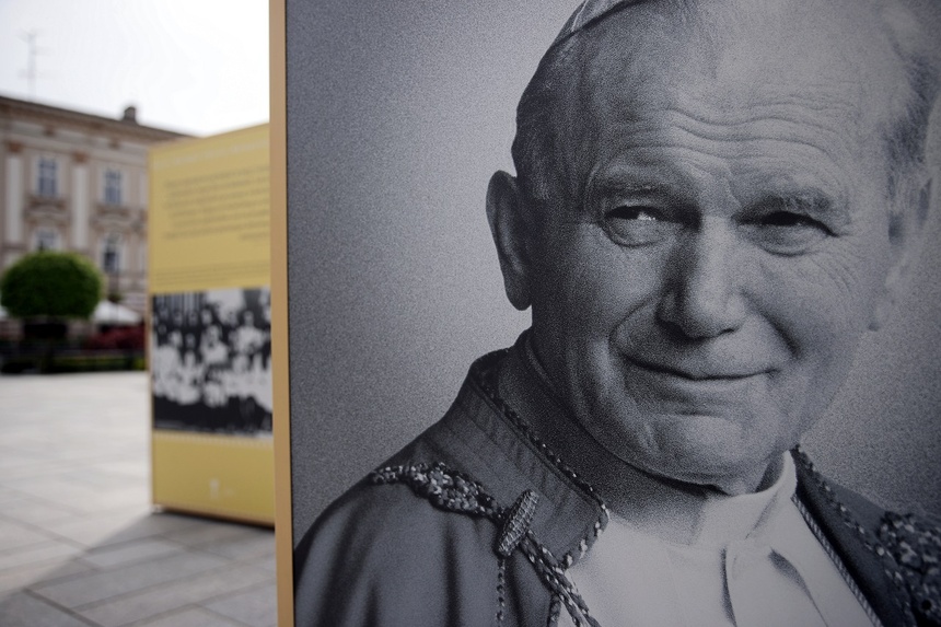 Zmienia się postrzeganie postaci Jana Paweł II w polskim społeczeństwie. Fot. PAP