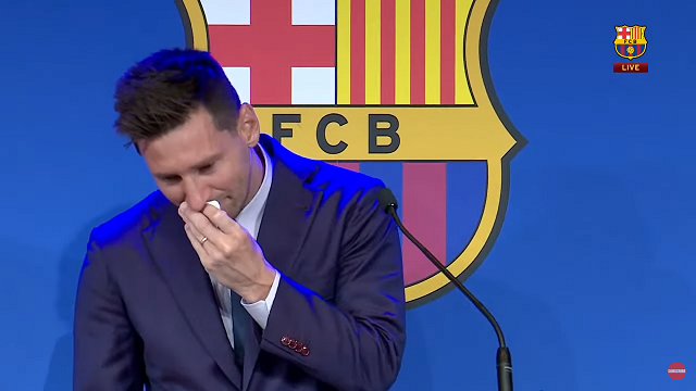 Zapłakany Leo Messi na konferencji prasowej. Screen: YouTube/FC Barcelona