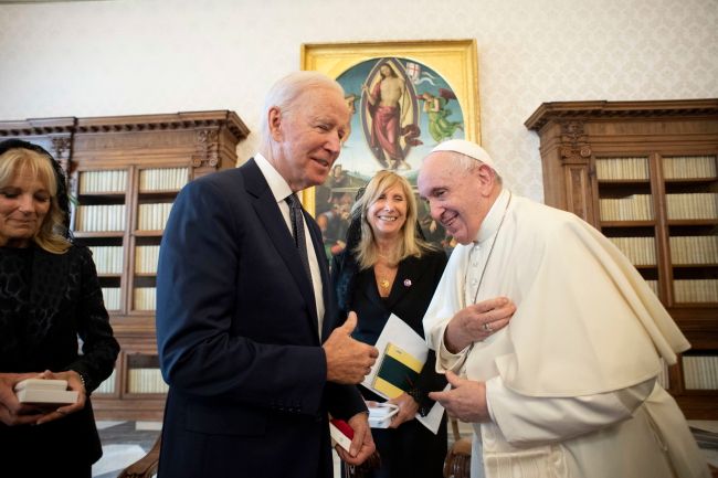 Joe Biden i papież Franciszek. Fot. PAP/EPA/VATICAN MEDIA HANDOUT