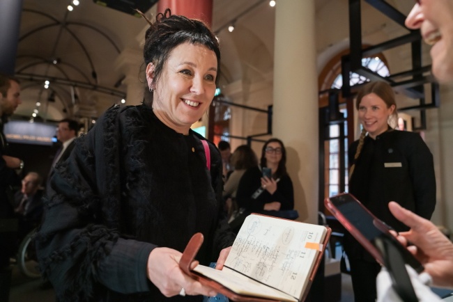 Olga Tokarczuk (L) podczas spotkania w Muzeum Nagrody Nobla w Sztokholmie. Fot. PAP/Clement Morin