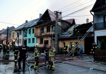 W niedzielę będą kontynuowane prace rozbiórkowe spalonych budynków. Fot. PAP/Grzegorz Momot