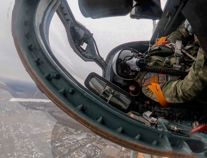 Generał Skrzypczak: Rosja atakuje na północ i południe od Bachmutu.