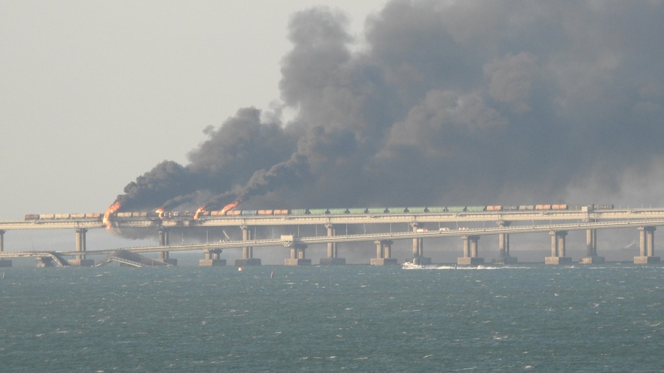 Most Krymski stanął w płomieniach.
