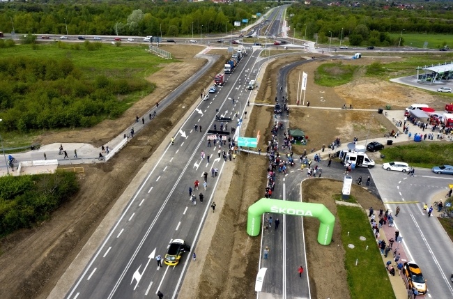 Na zdjęciu z drona przygotowania do uroczystości otwarcia obwodnicy Niska i Stalowej Woli, fot. PAP/Darek Delmanowicz