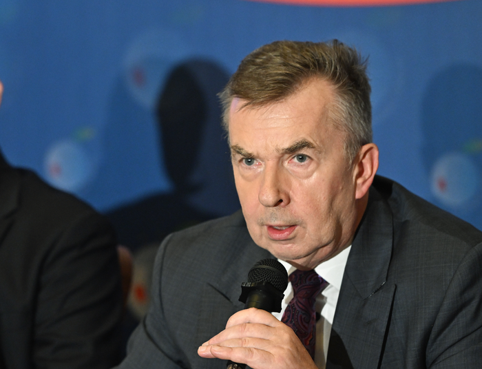 "Zniszczę pański wizerunek". Ciemne chmury nad ministrem Wieczorkiem