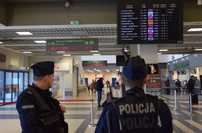 Od północy zmiana zasad dot. 10-dniowej kwarantanny dla powracających spoza Schengen. Zdjęcie ilustracyjne. Fot. policja śląska