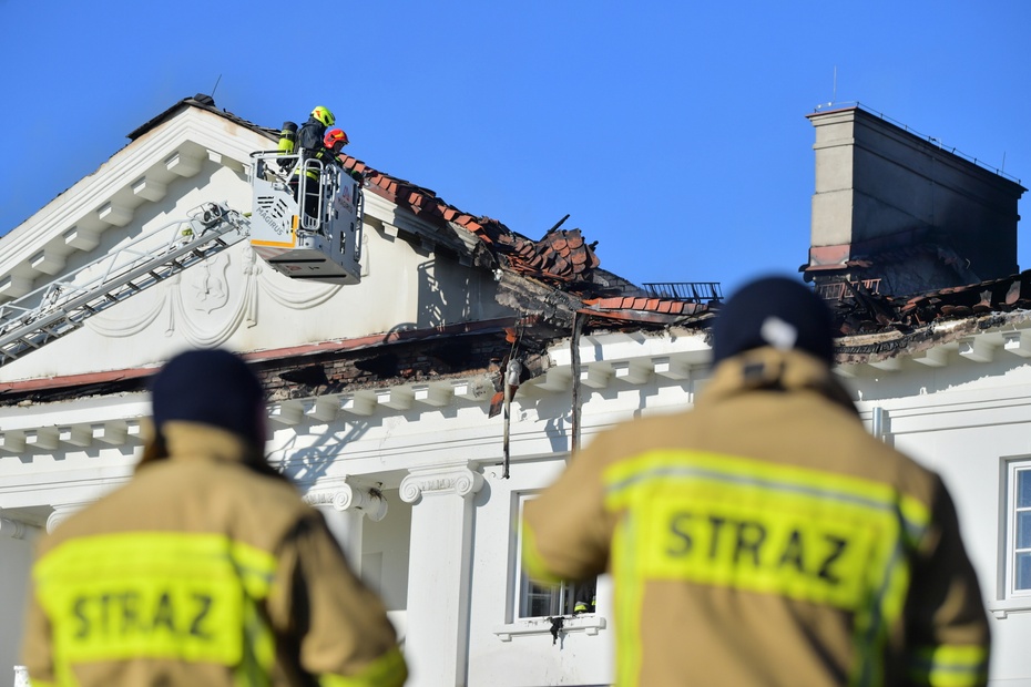 Pożar zabytkowego pałacu w Korczewie na Mazowszu.  fot. PAP/Przemysław Piątkowski